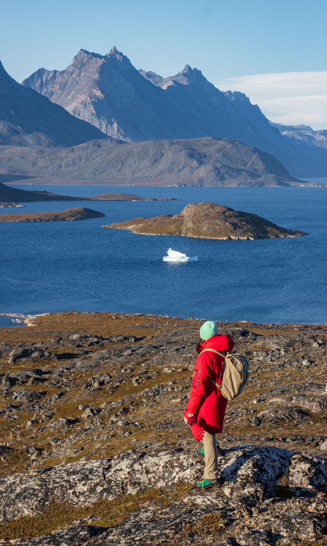 Vista de montañas e icebergs desde la isla de Unartoq (sur de Groenlandia)