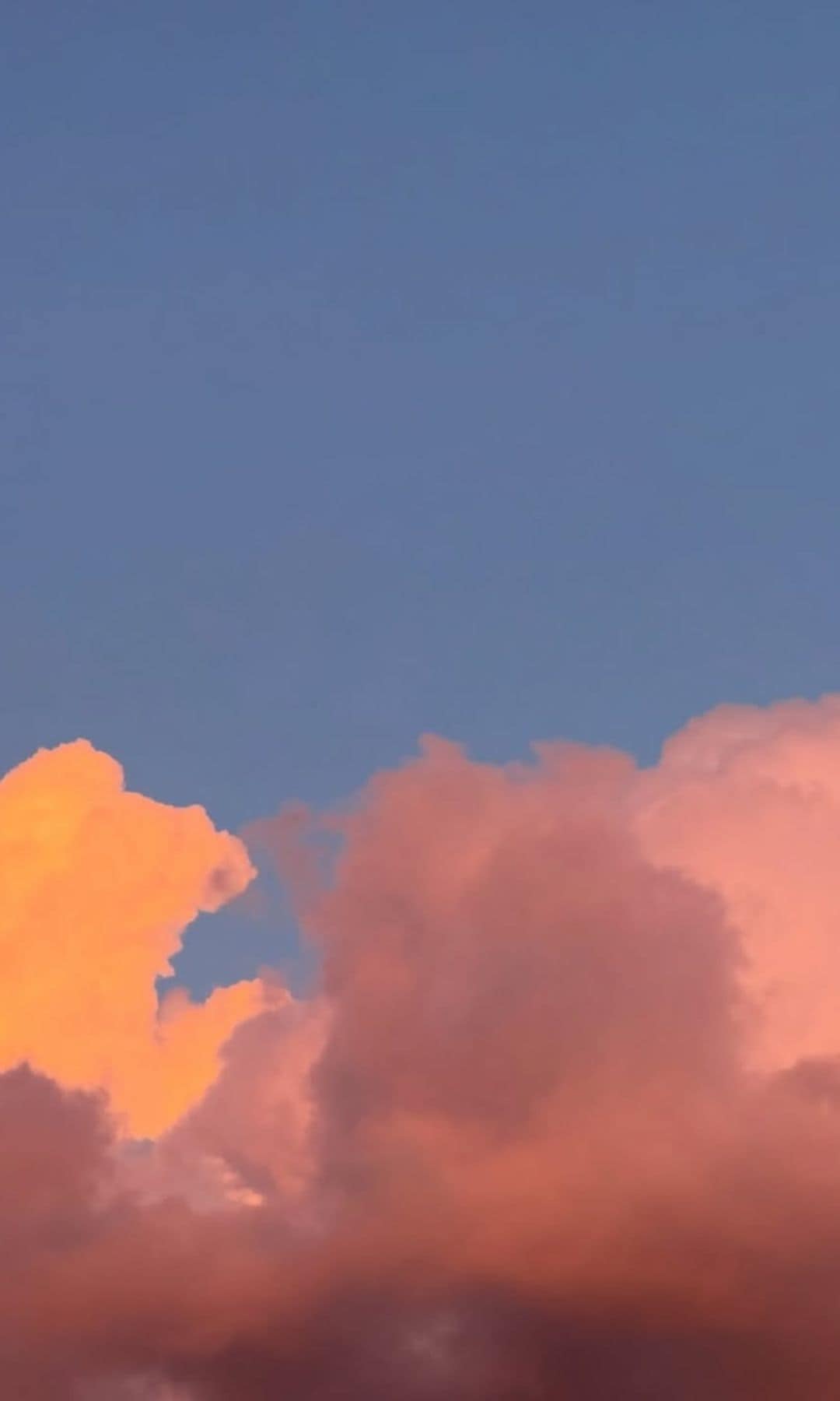 El cielo anaranjado de un atardecer