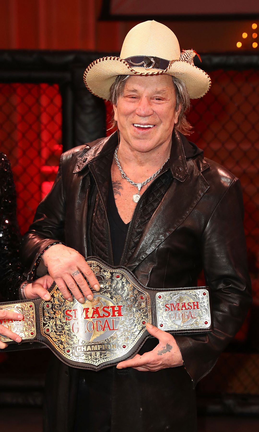La apoteósica entrada de un irreconocible Mickey Rourke en el Gran Hermano británico