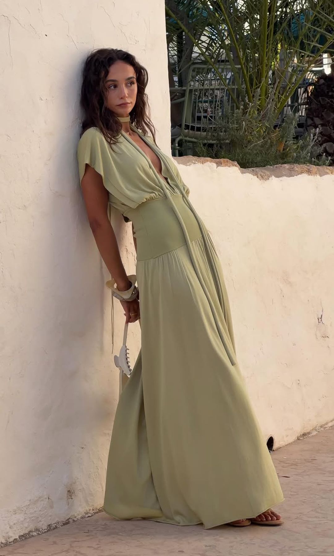 Blanca Arimany con vestido de Arakii en verde pistacho durante sus vacaciones de verano en Formentera