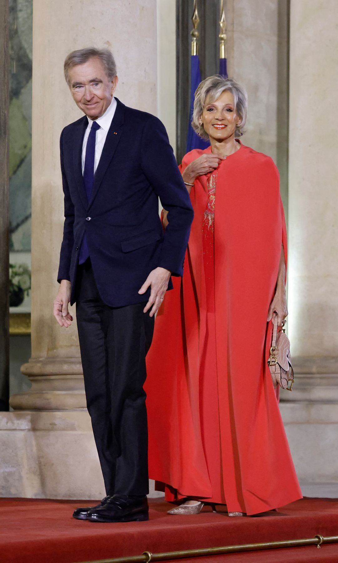 El director del conglomerado de lujo LVMH, Bernard Arnault (centro), y su esposa Hélène Mercier-Arnault llegan a una cena de estado como parte de la visita de estado del presidente de Uzbekistán en el Palacio del Elíseo en París el 12 de marzo de 2025.