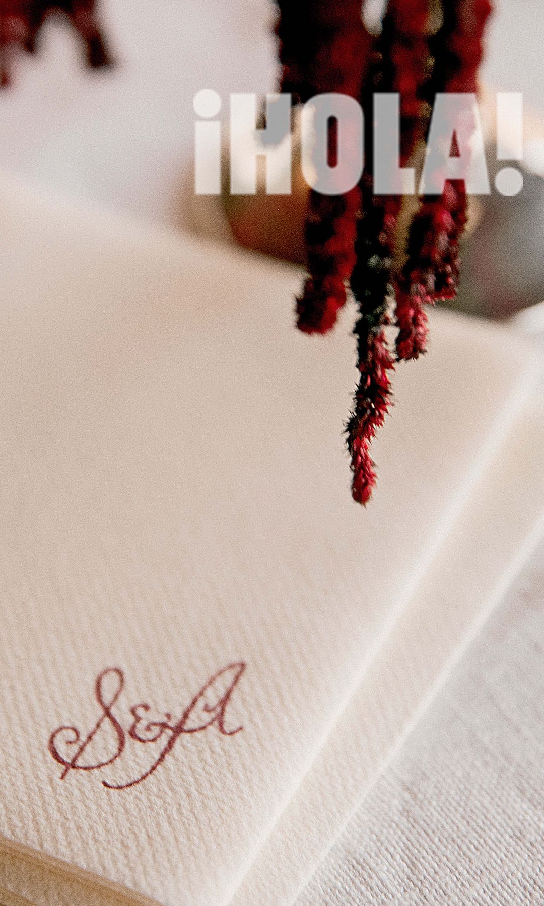 Imágenes con algunos detalles de la decoración. "Lo que más he disfrutado es el proceso de diseño y toda la parte creativa: elegir la decoración que reflejara la historia de la abadía, el ambiente íntimo y los pequeños detalles que hablan de nosotros", nos explica Stella, que nació, hace 29 años, en Marbella