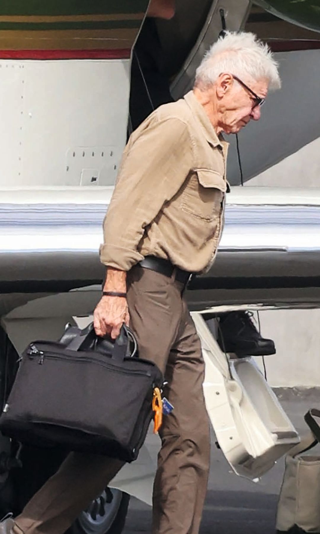 Harrison Ford preparando el 'jet' privado en el que salió pilotando desde el aeropuerto de Los Ángeles