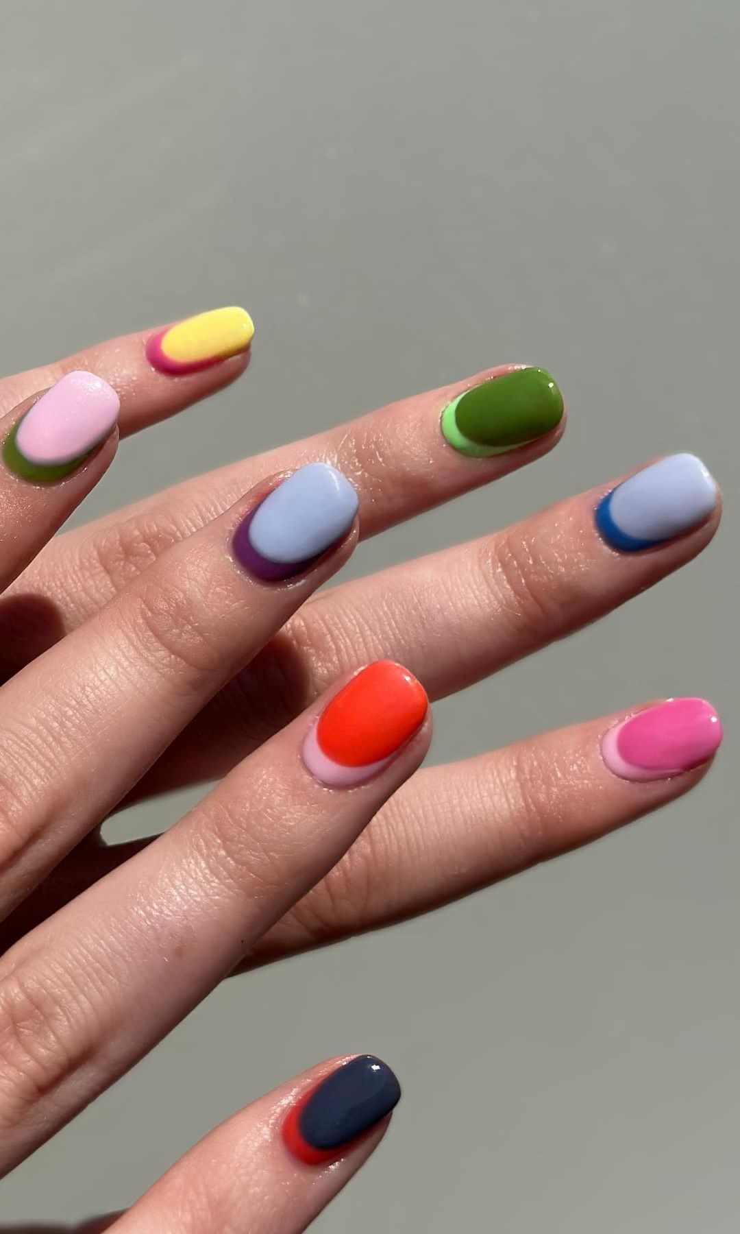 Manicura francesa invertida multicolor