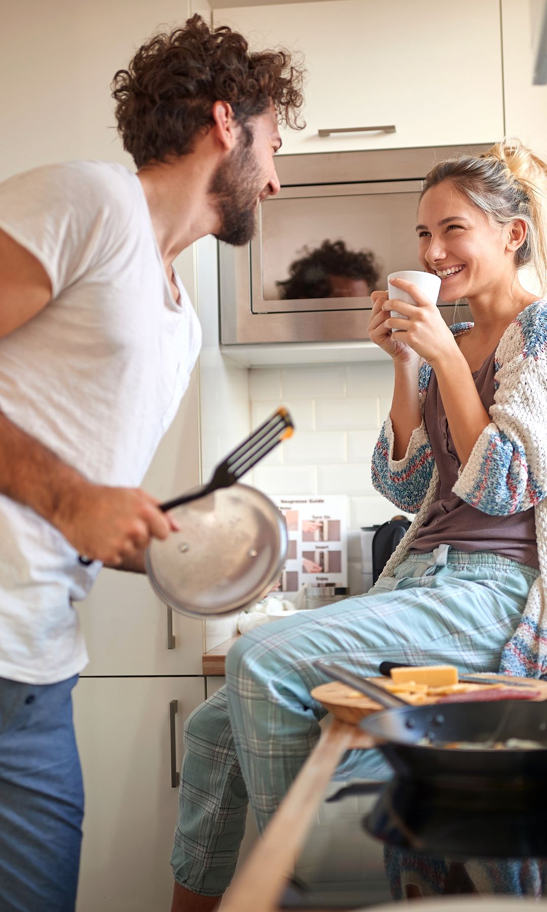 pareja feliz en la cocina, preparando el desayuno, cocinando juntos