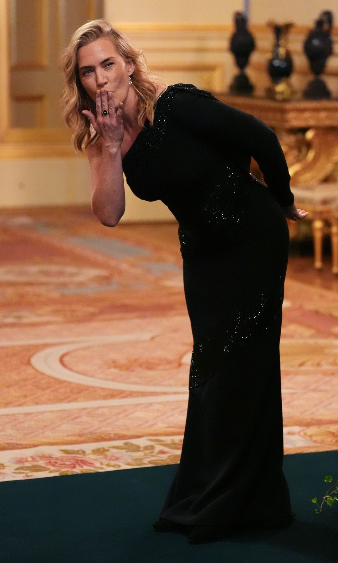 Kate Winslet en Windsor para el estreno del documental En busca de la armonía: la visión de un Rey
