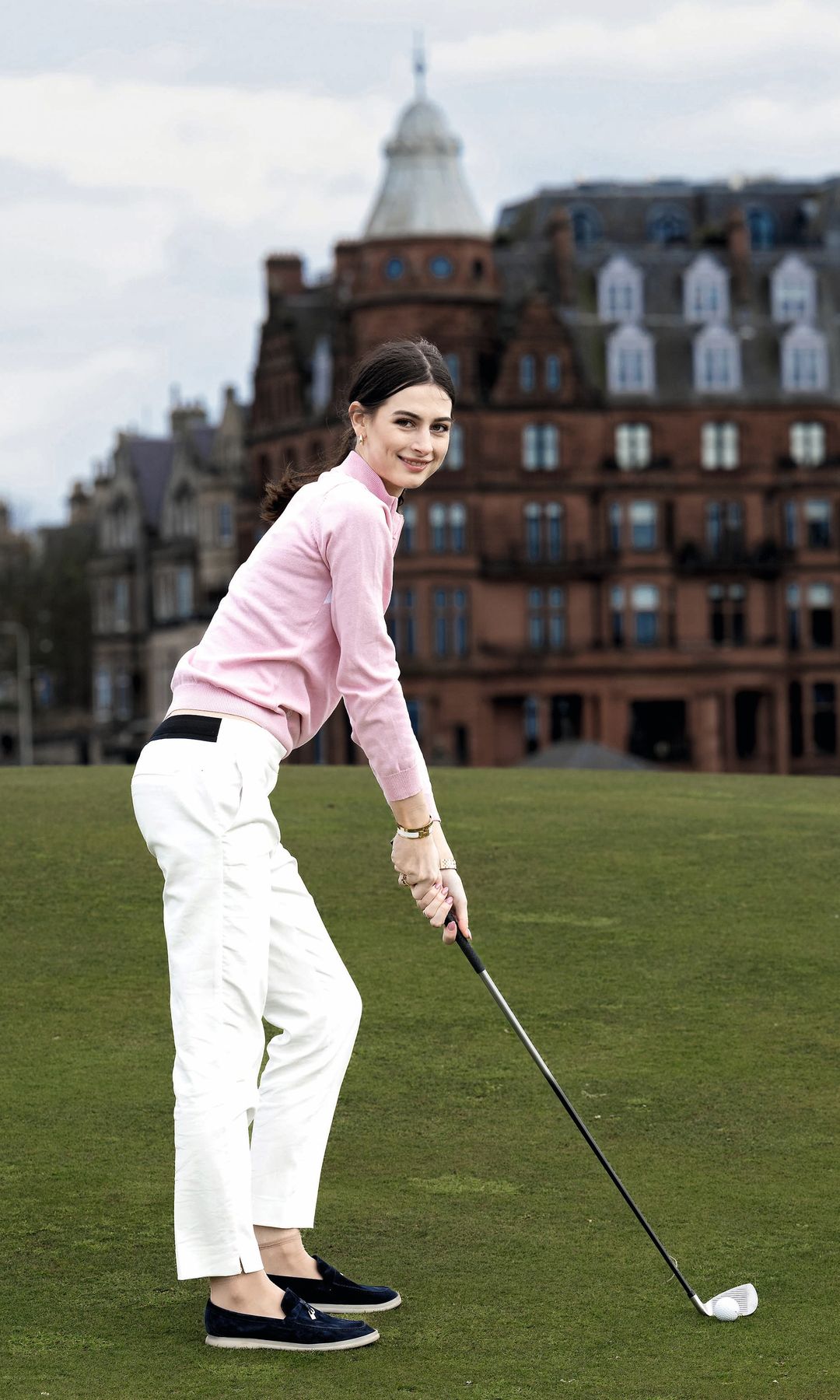 Jugando al golf, un deporte que le encanta