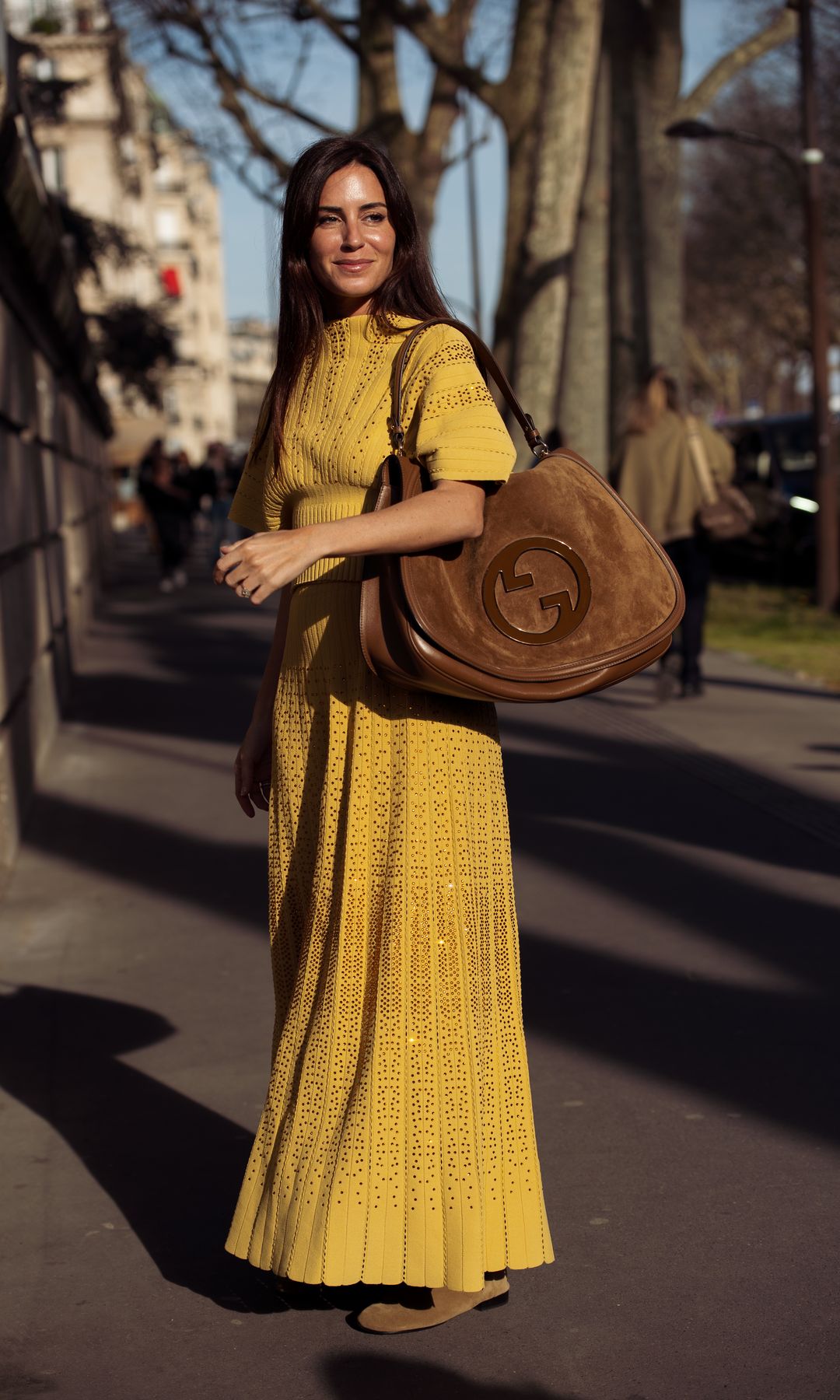 vestido mostaza y bolso marron