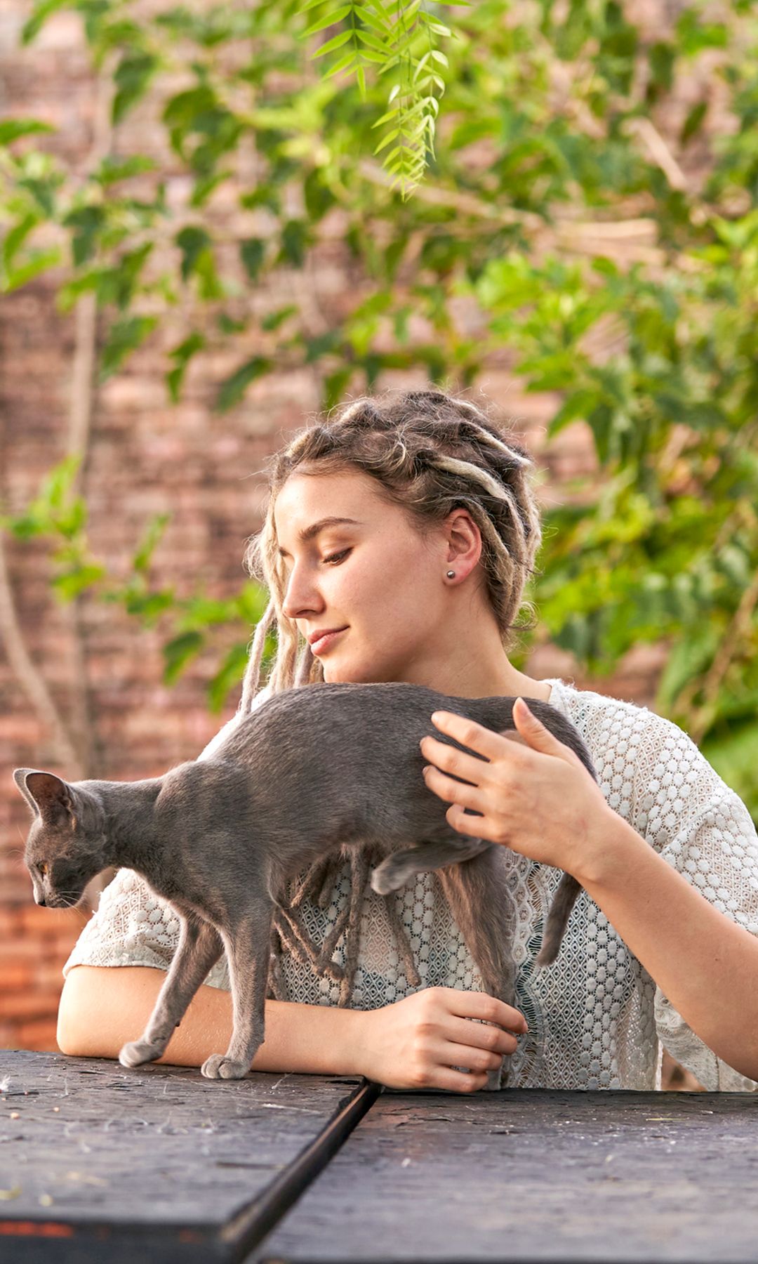 mujer con un gato sin pelo