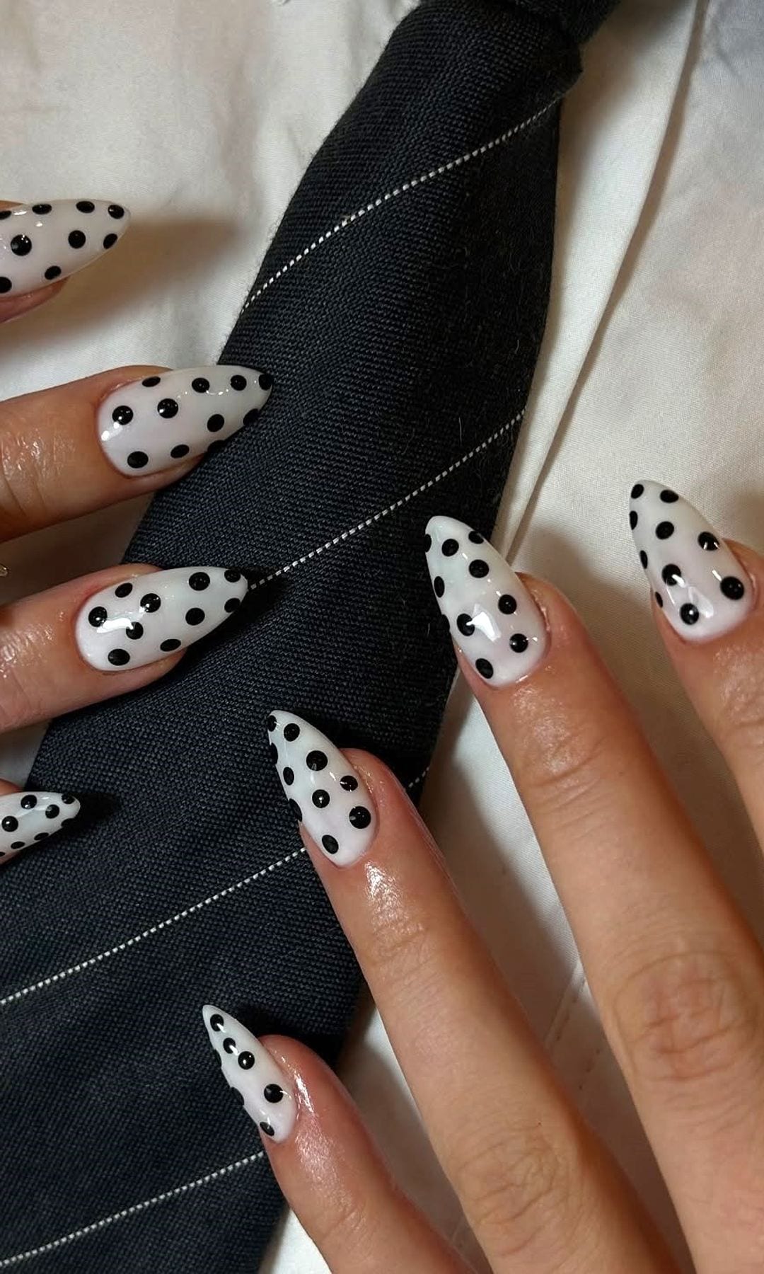Manicura blanca con lunares