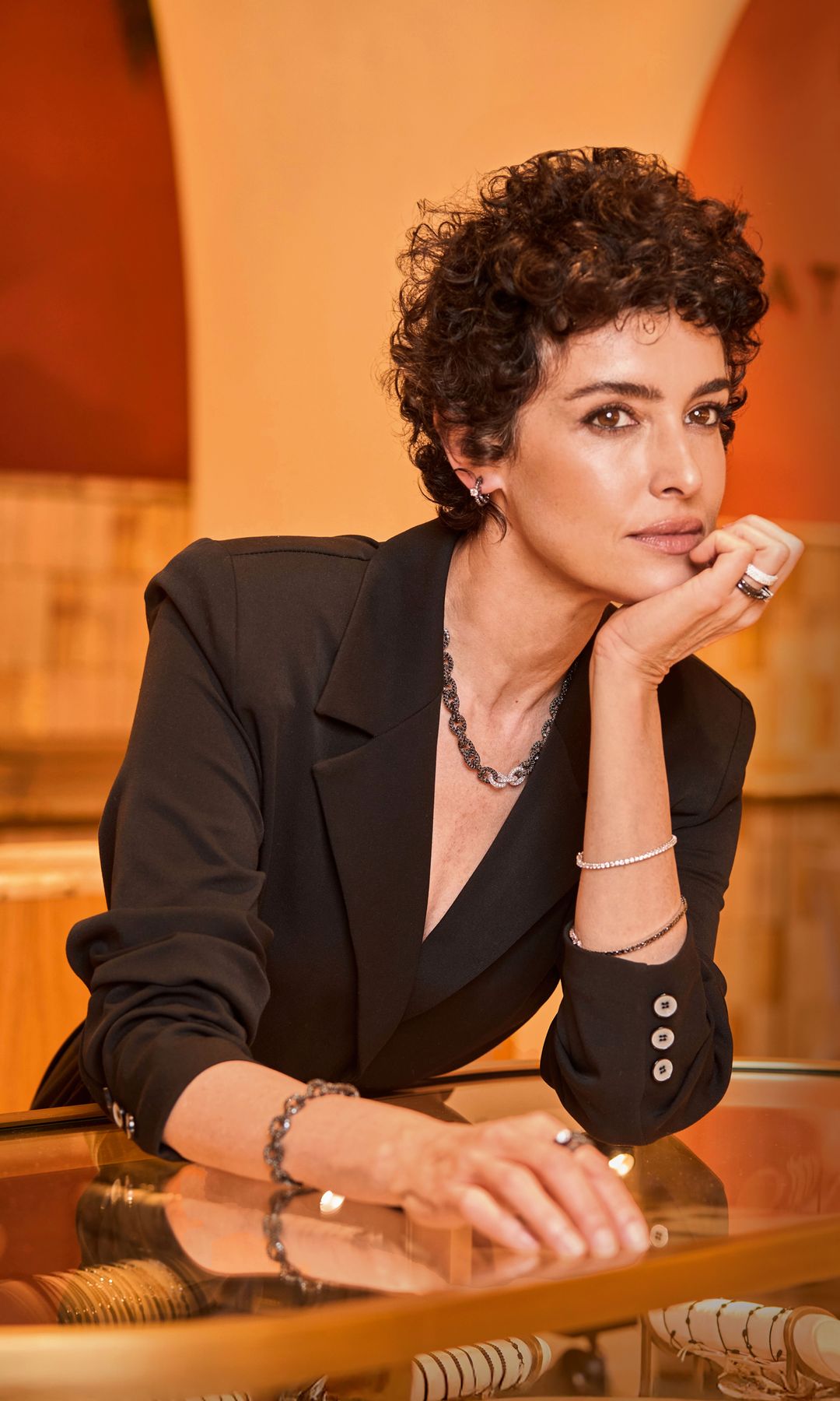 Blanca Romero con joyas de Rabat, apoyada sobre el mostrador