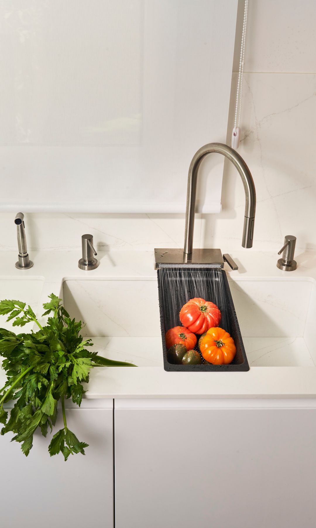 Cocina con encimera blanca con fregadero integrado, grifo de cocina con accesorio de lavado