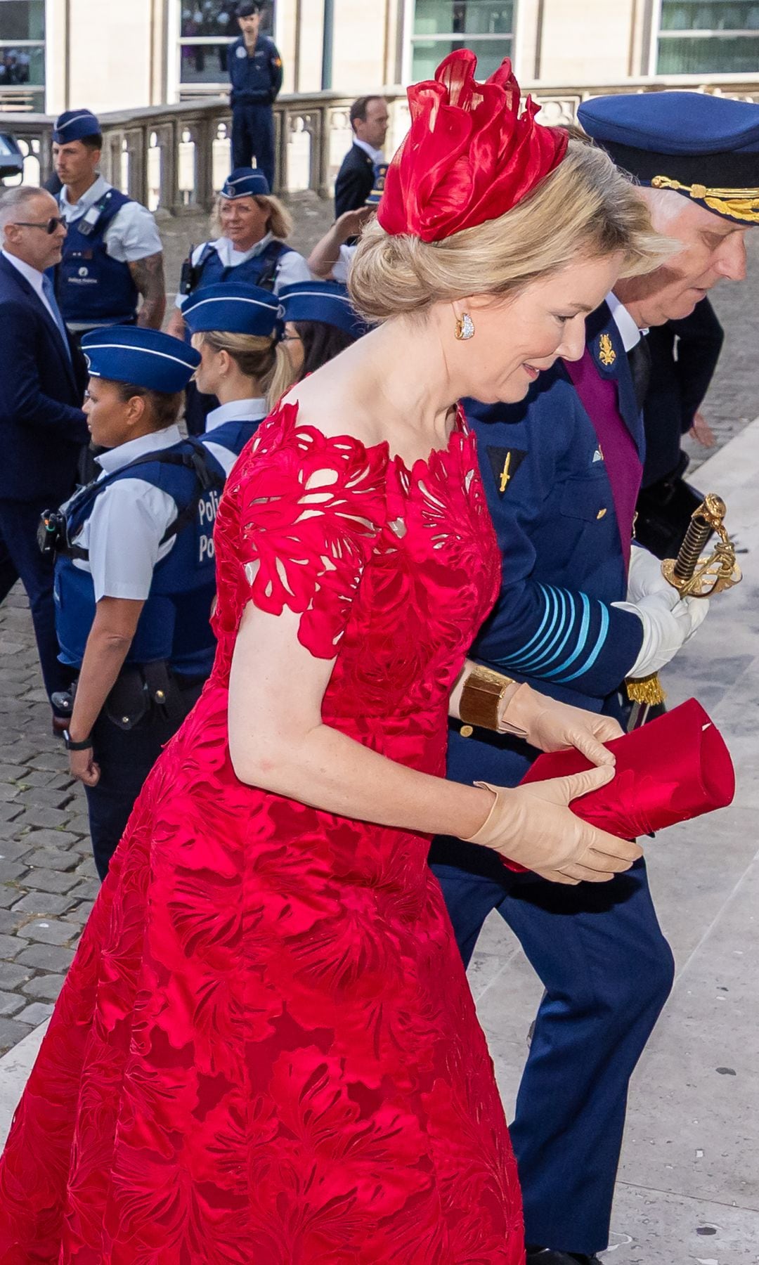 La historia del tocado que la reina de Bélgica ha llevado con el peinado de invitada perfecto