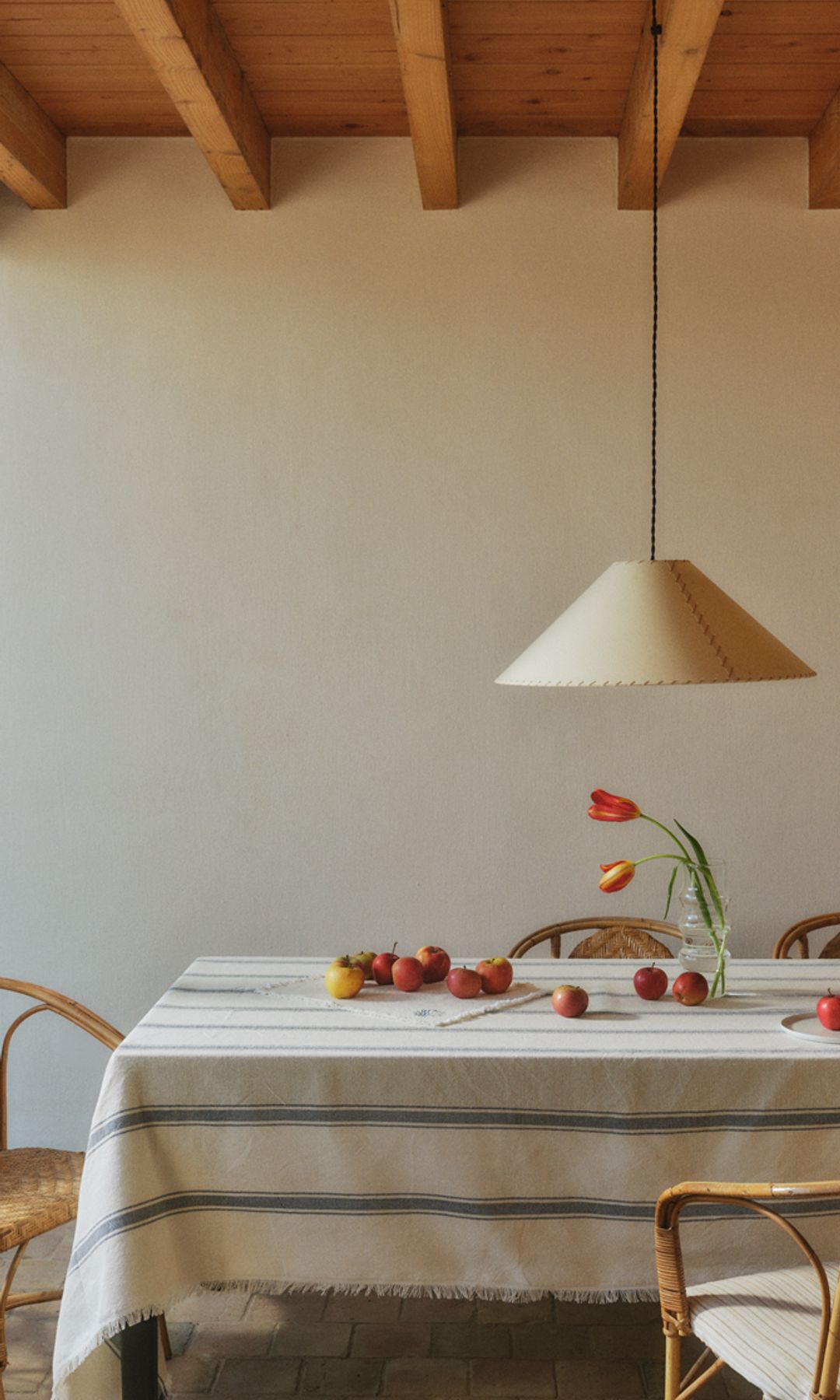 Comedor con mantel clásico a rayas: atemporal