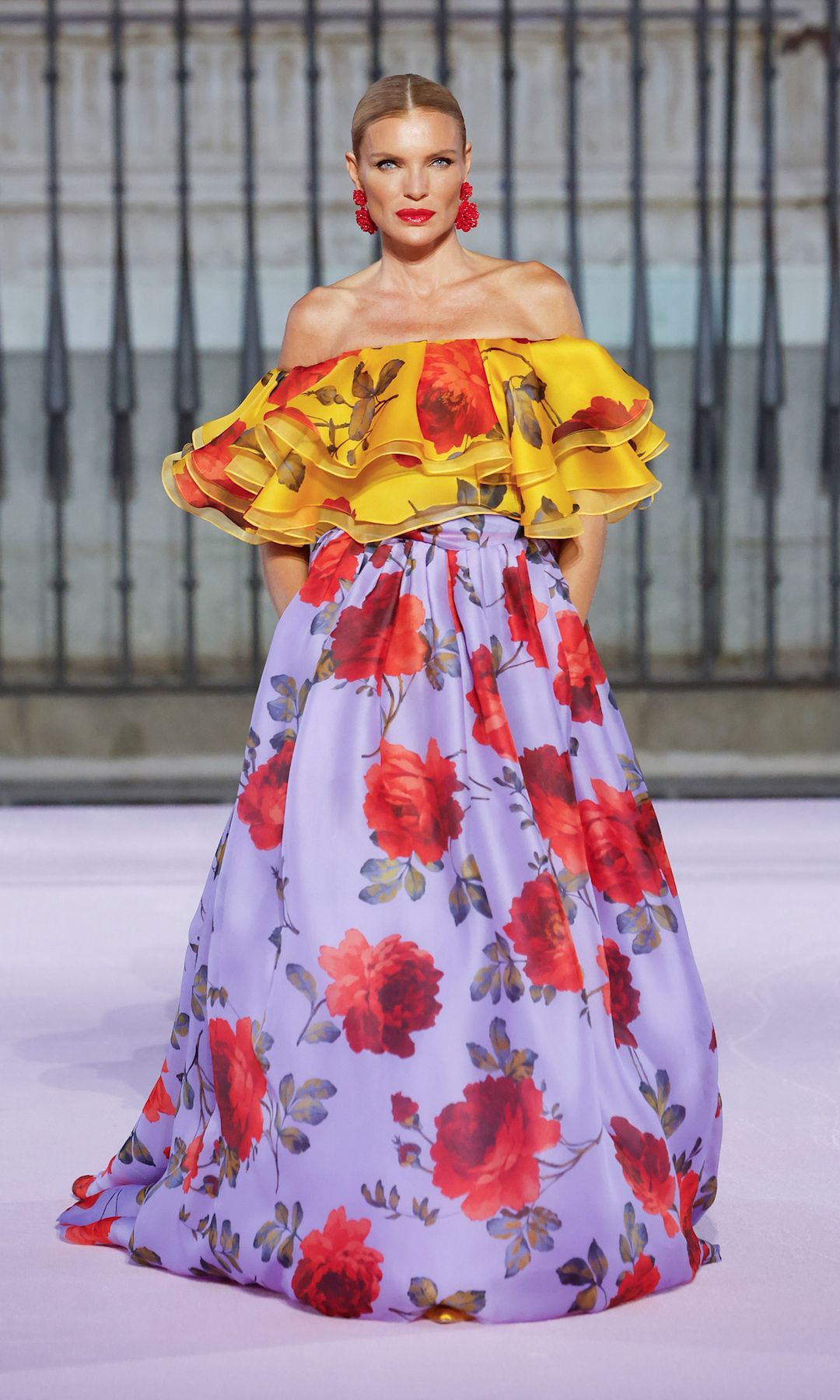 Esther Cañadas, desfilando para Carolina Herrera en la presentación primavera/verano 2026 en la Plaza Mayor de Madrid.