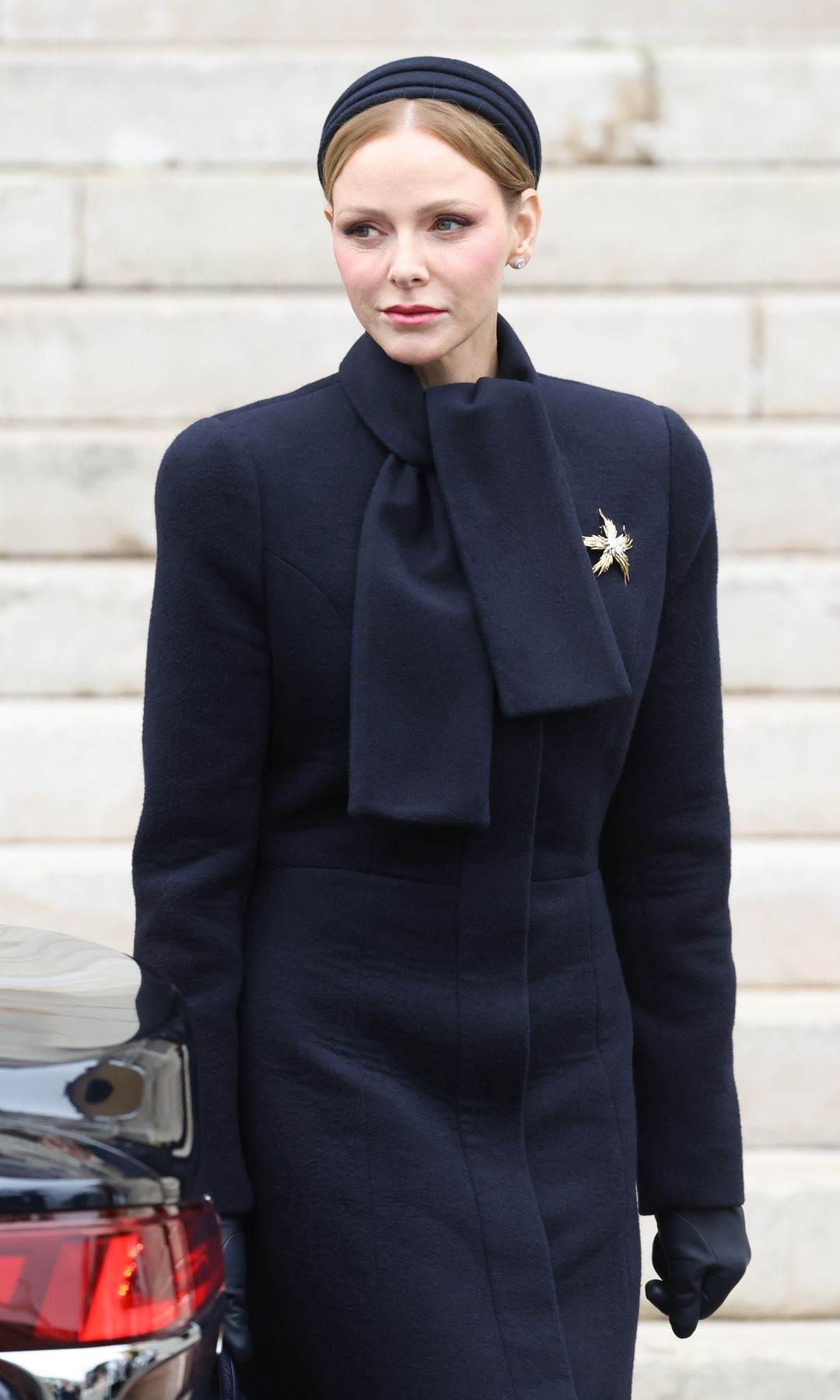 Los looks opuestos de Charlene de Mónaco por Santa Devota en 24 horas: de sus botas de cuero a un abrigo clásico con corbata