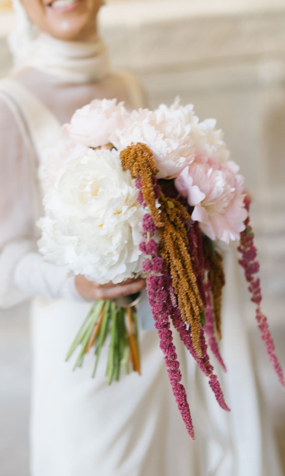 Ramo de novia de peonías y amaranthus