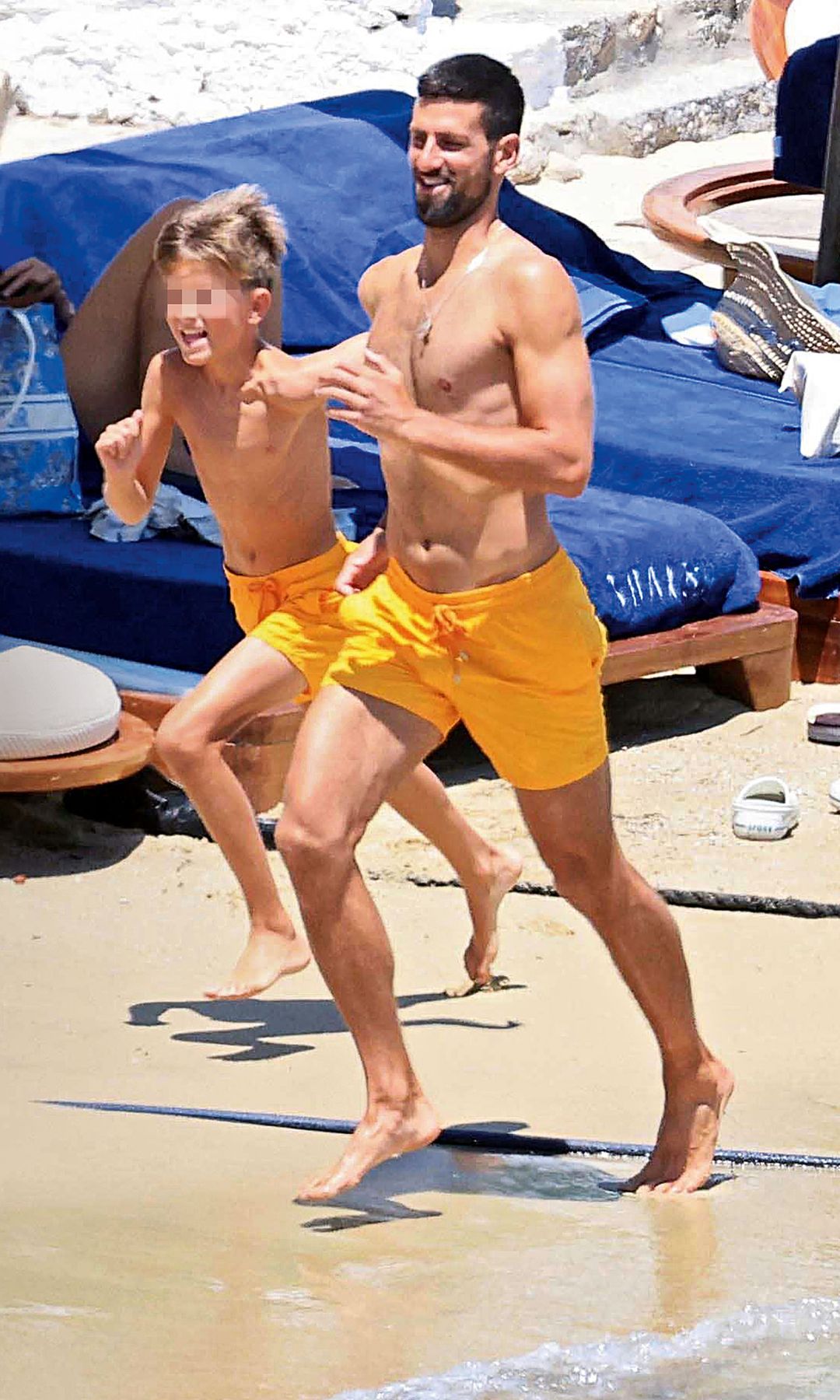Aunque hace cuatro años que se compró una mansión en Marbella, Novak está disfrutando de sus vacaciones en las islas griegas.