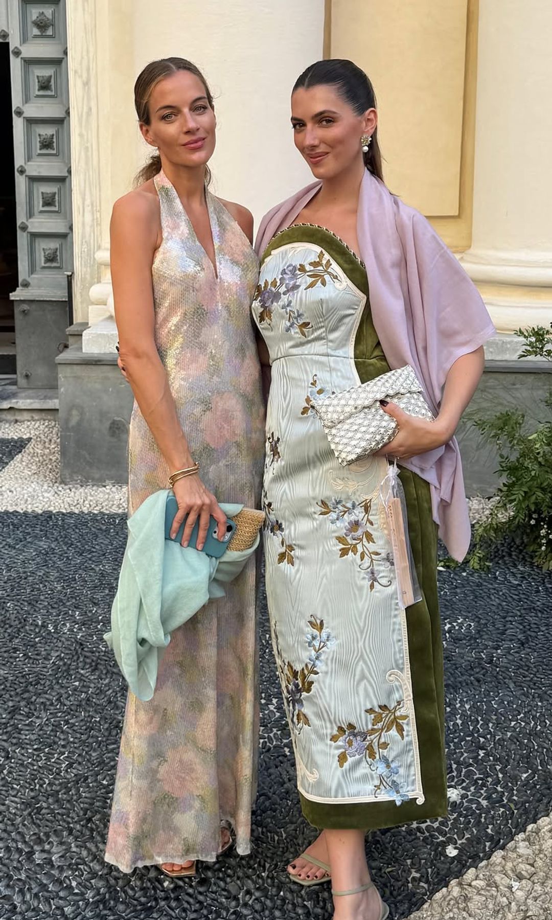 Cleopatra zu Oettingen-Spielberg y Kyra Le Moyne Kennedy en una boda