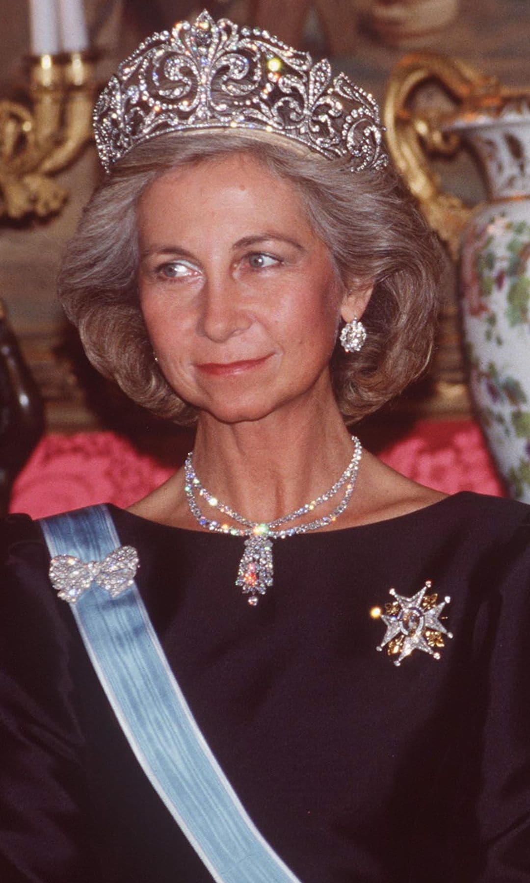 La reina Sofía llevó en numerosas ocasiones los pendientes de chatones. En la imagen, durante un banquete de Estado el 17 de octubre de 1988 en Madrid.