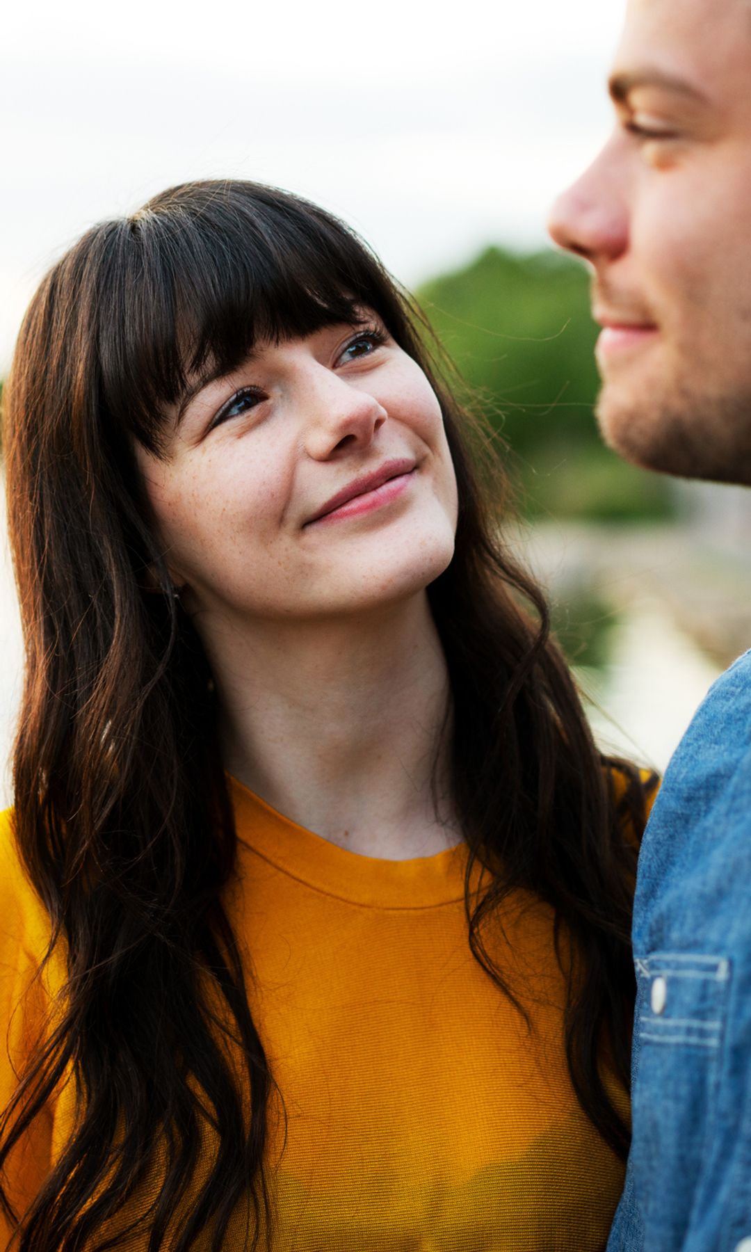 Mujer enamorada mirando al hombre amado