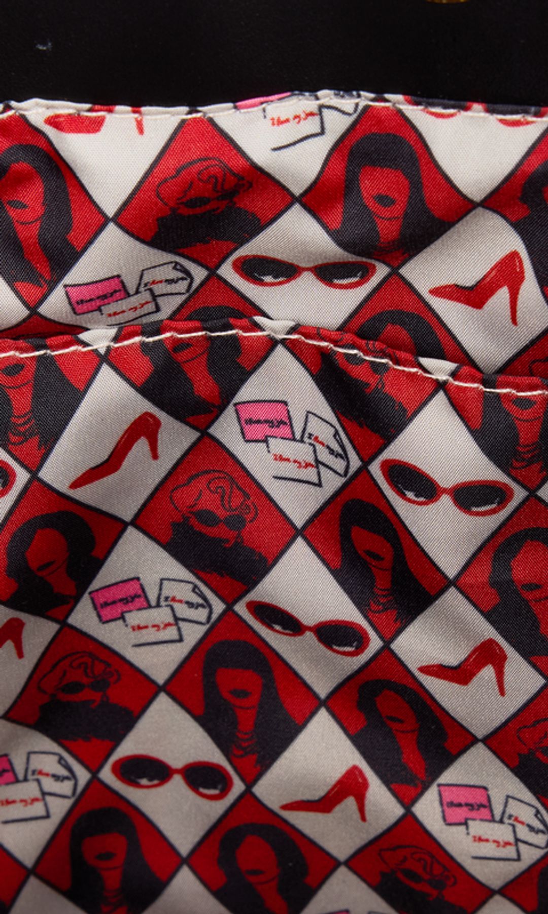 El interior del bolso de Loungefly con detalles como tacones, gafas de sol y siluetas de los personajes