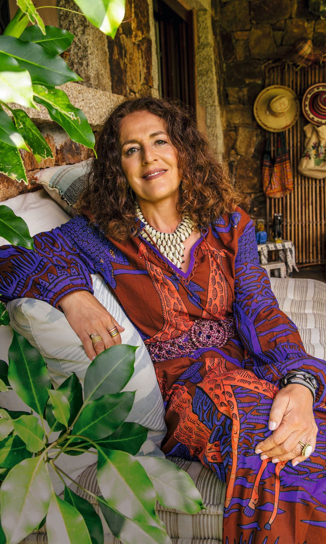 "Hoy en día, la vinculación con la firma ha concluido. Sin embargo, nuestra conexión con la marca permanece intacta", reflexiona Angela desde el porche de su dormitorio