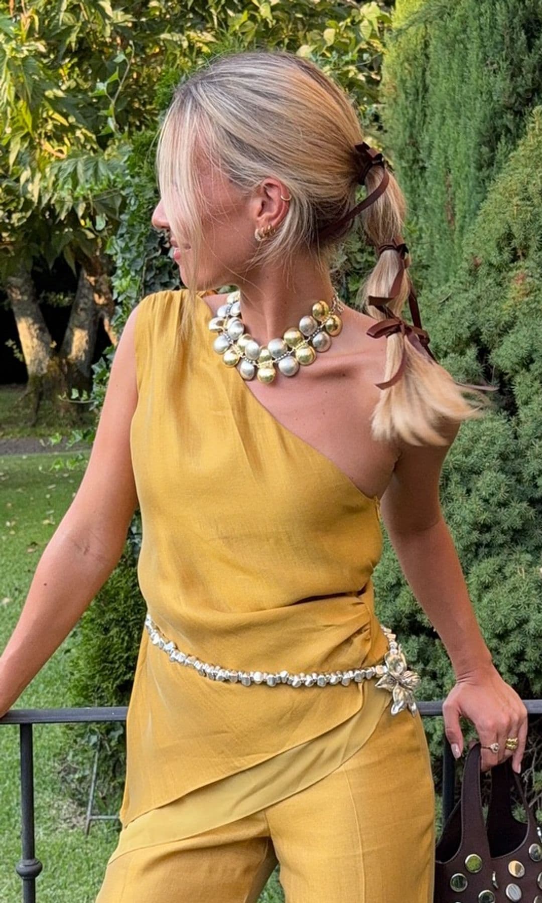 Mujer con coleta burbujas