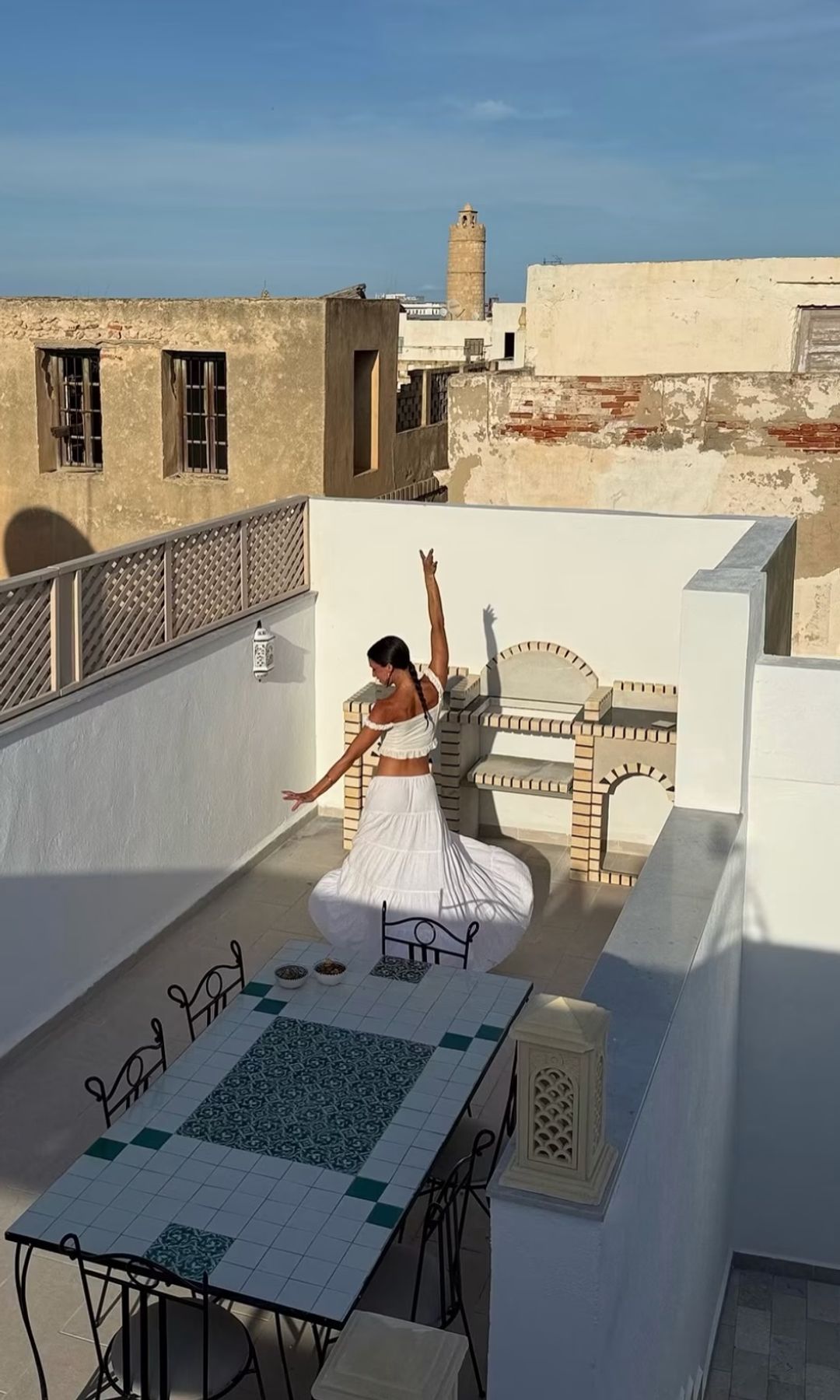 La influencer ariellespring bailando en la terraza en verano
