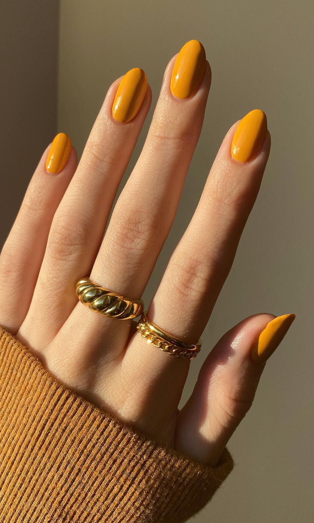 Manicura en color mostaza