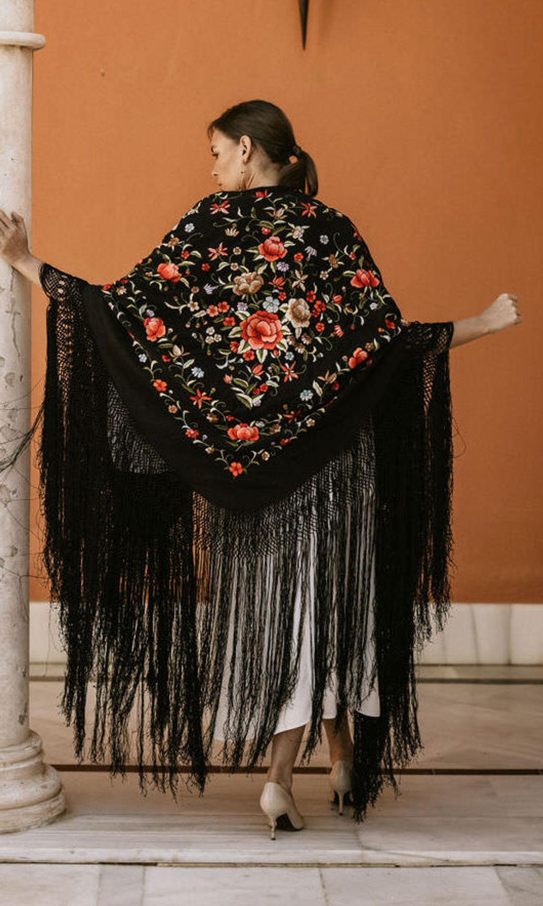 Mantón de seda bordado (279 euros)