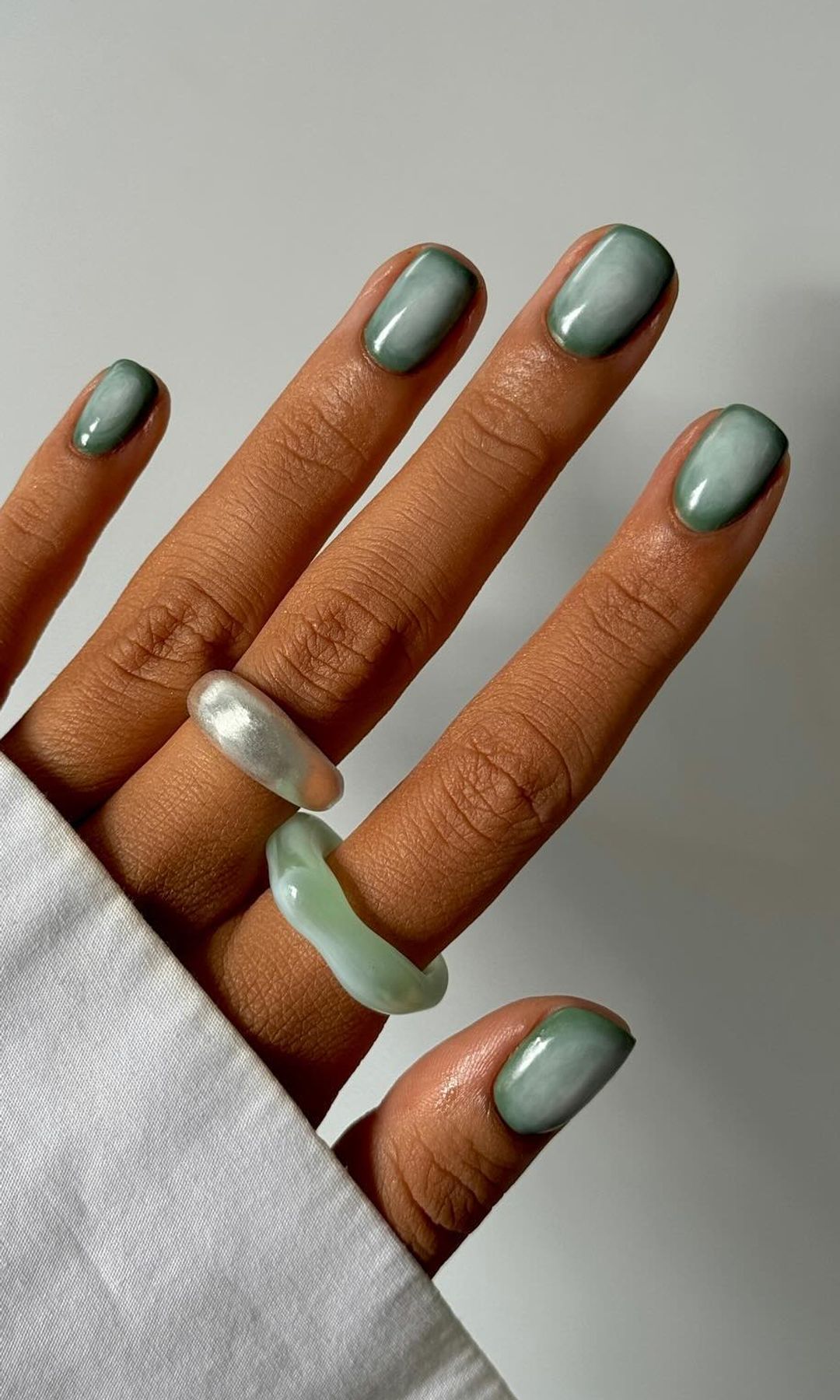 Manicura efecto aura en tono verde