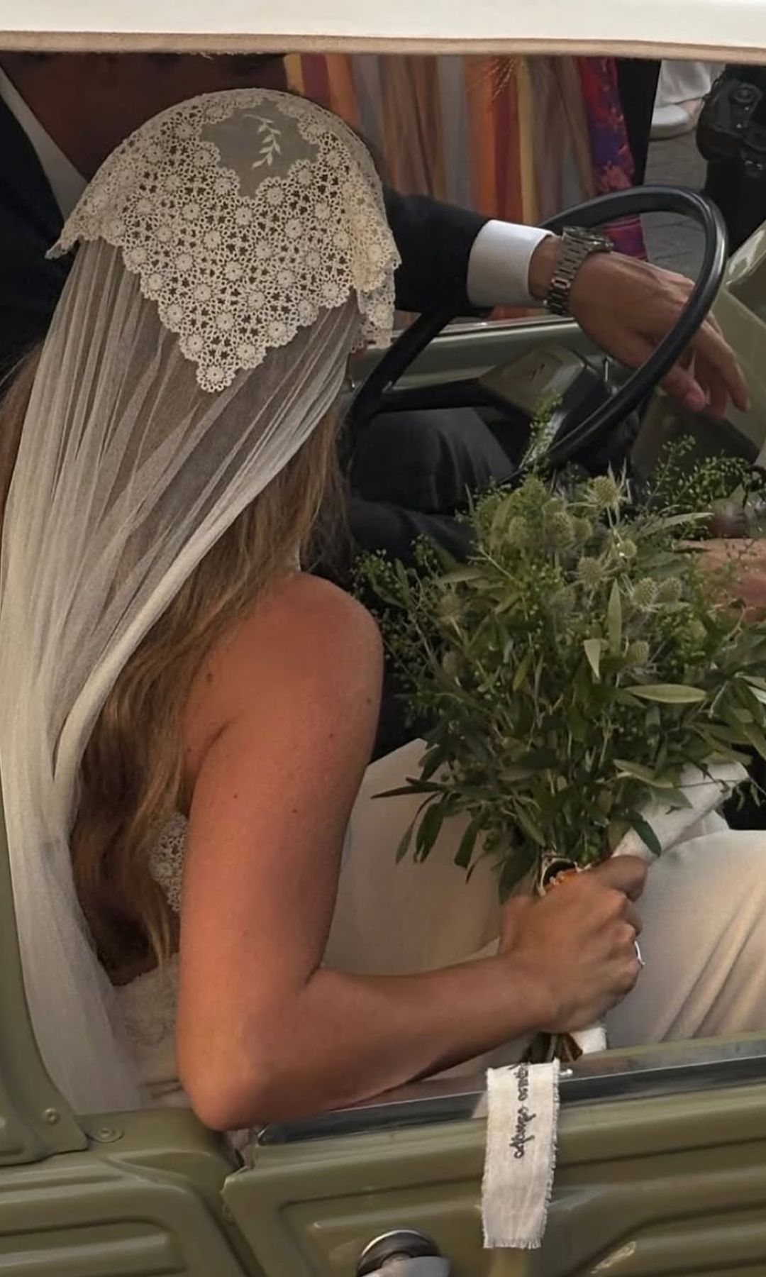 Novia con pañuelo de encaje y velo