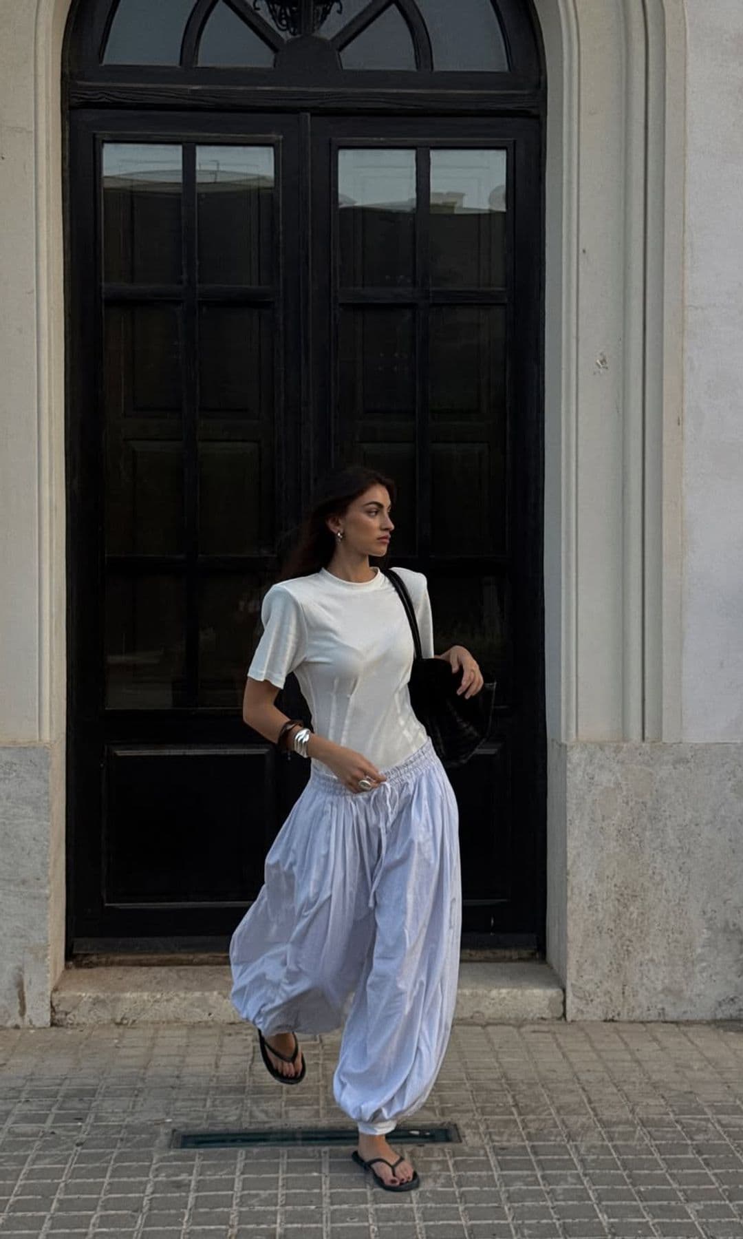 camiseta blanca y pantalon globo