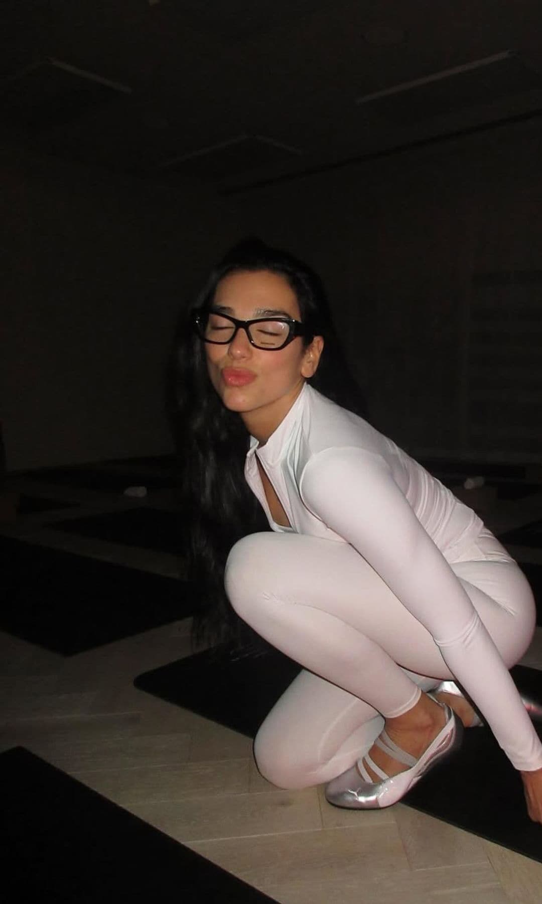 Dua Lipa entrenamiento yoga