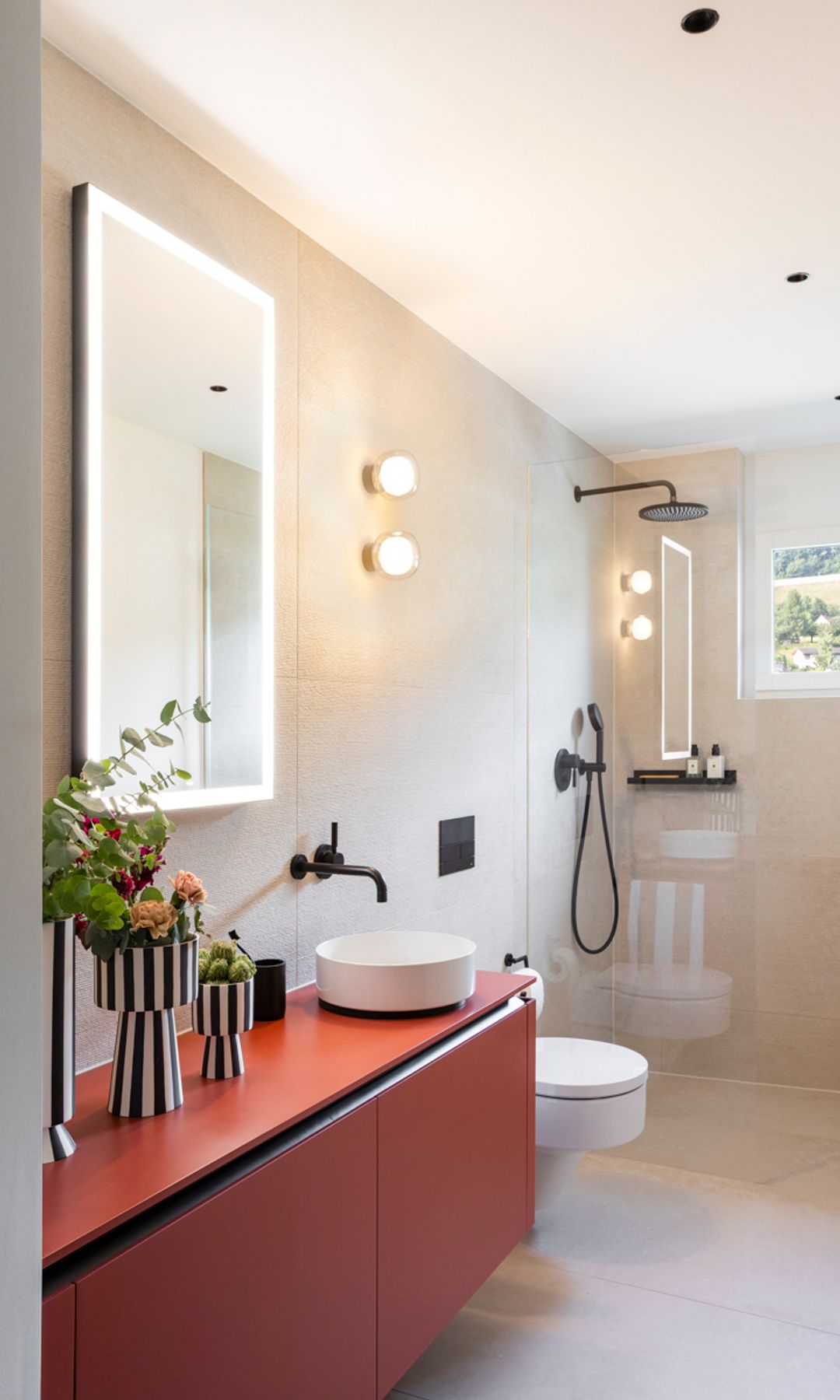 Baño con mueble de color, diseño de Studio Gromé