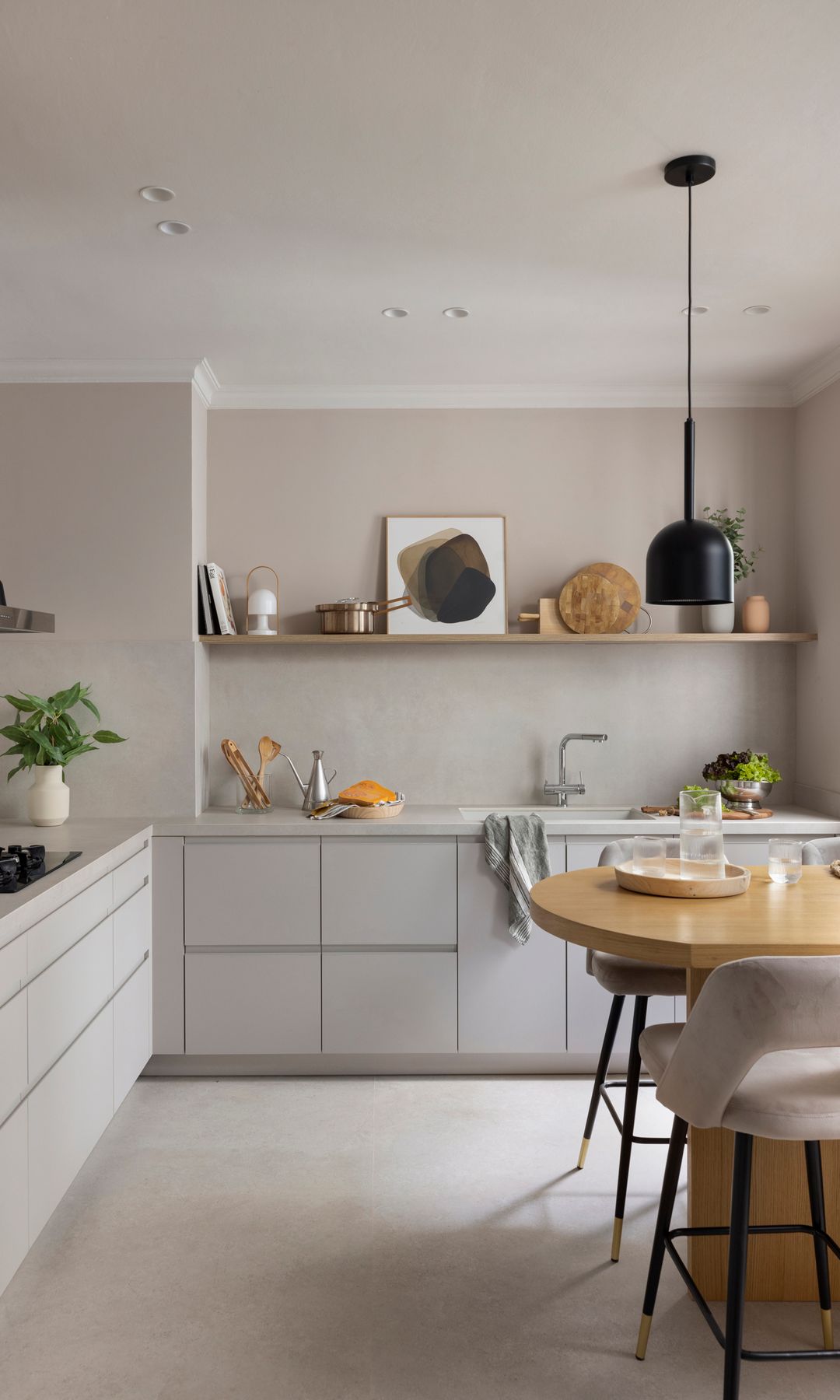 Cocina gris con office con mesa de madera, baldas en lugar de armarios superiores