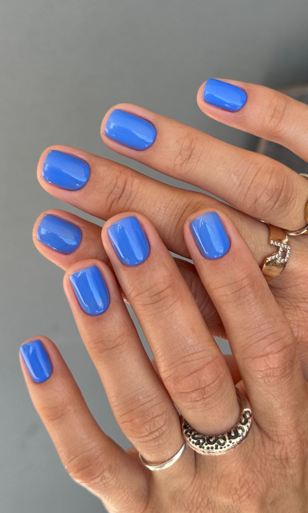 Manicura corta en azul