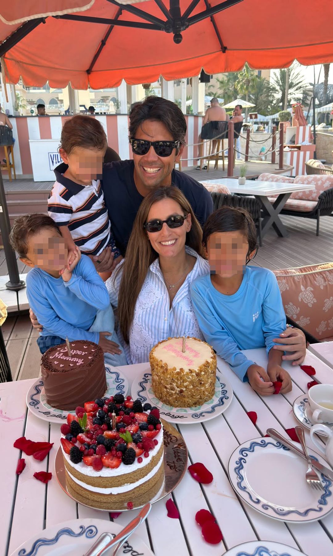 El matrimonio y sus hijos celebrando el cumpleaños de Ana Boyer