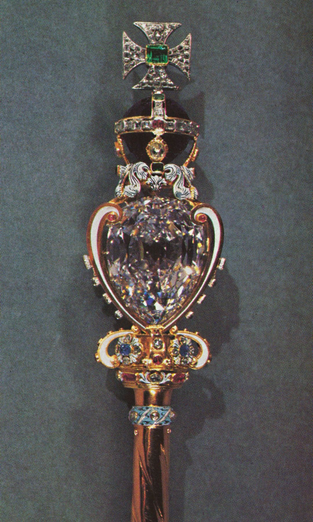 El Cetro del Soberano con la Cruz, 1953, pieza encargada en 1661 para la coronación de Carlos II.