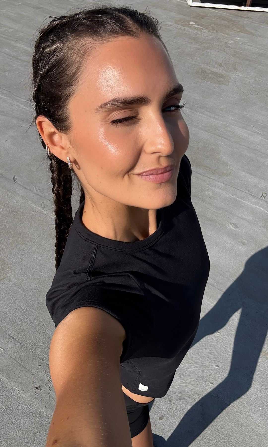 La entrenadora e influencer kirstygodso con ropa de deporte