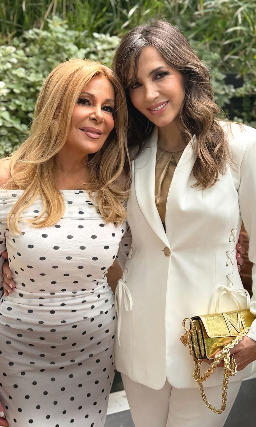 Ana Obregón y Paloma Lago. A la derecha, Javier García-Obregón y Eugenia Gil junto al pequeño Javi