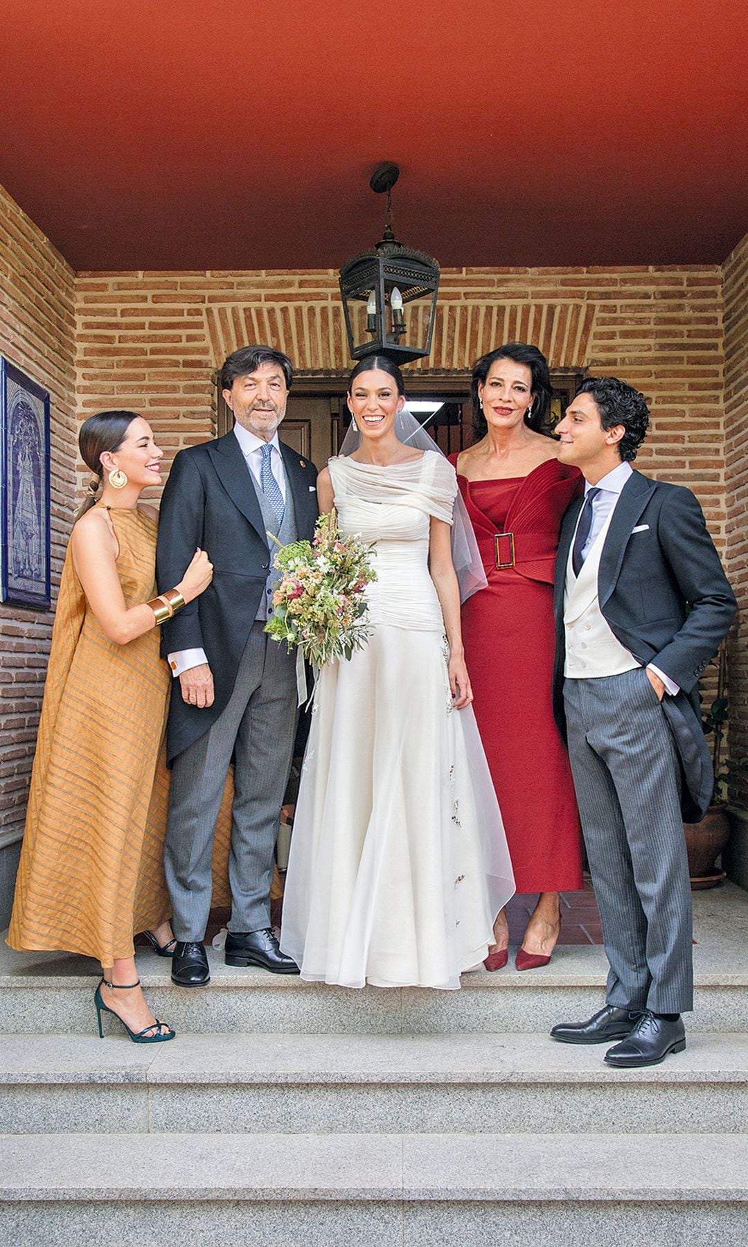 "Mi hermano me dio el mejor de los regalos: mis sobrinos", dice Lucía, a la que vemos, en la imagen inferior, el día de su boda, el 31 de mayo del año pasado, con sus padres y sus hermanos, Tomás y Eva. 