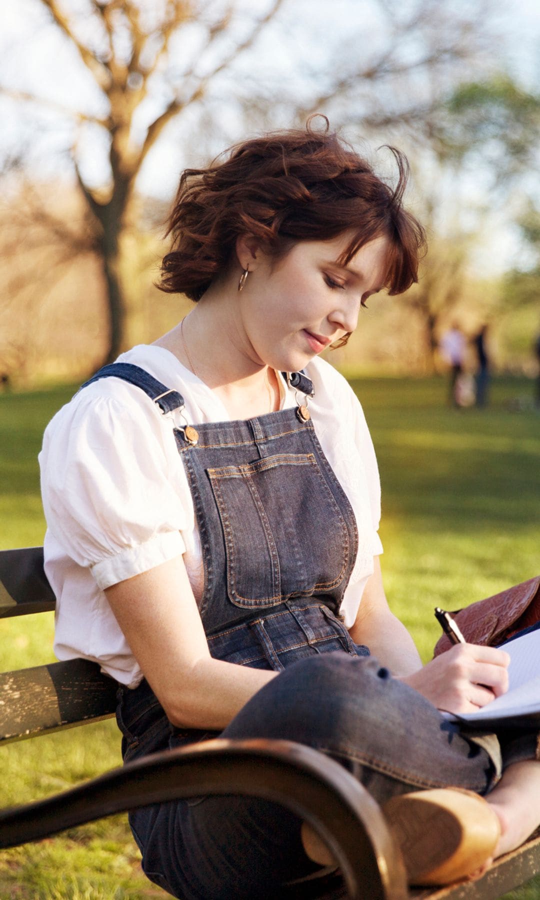 Mujer escribiendo en su diario