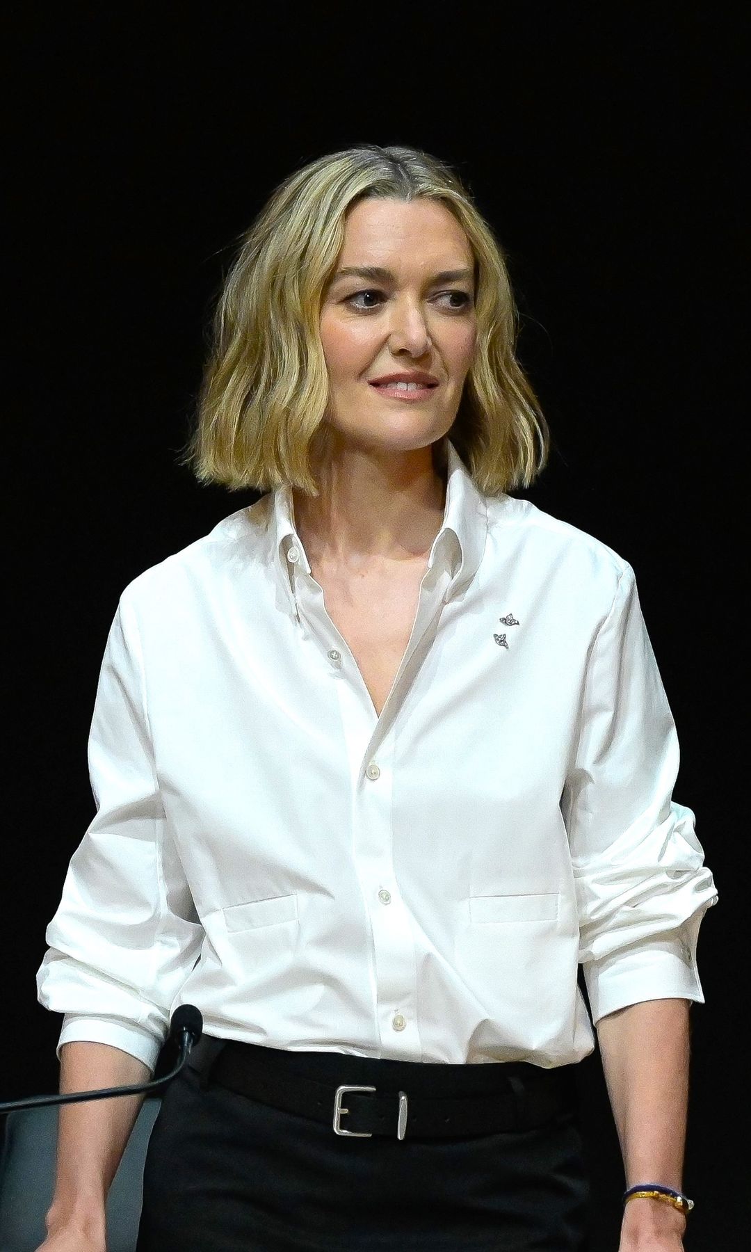 Marta Ortega confirma que la camisa blanca sigue siendo el básico infalible de las mujeres con más poder: "Es versátil, cómoda y proyecta autoridad"