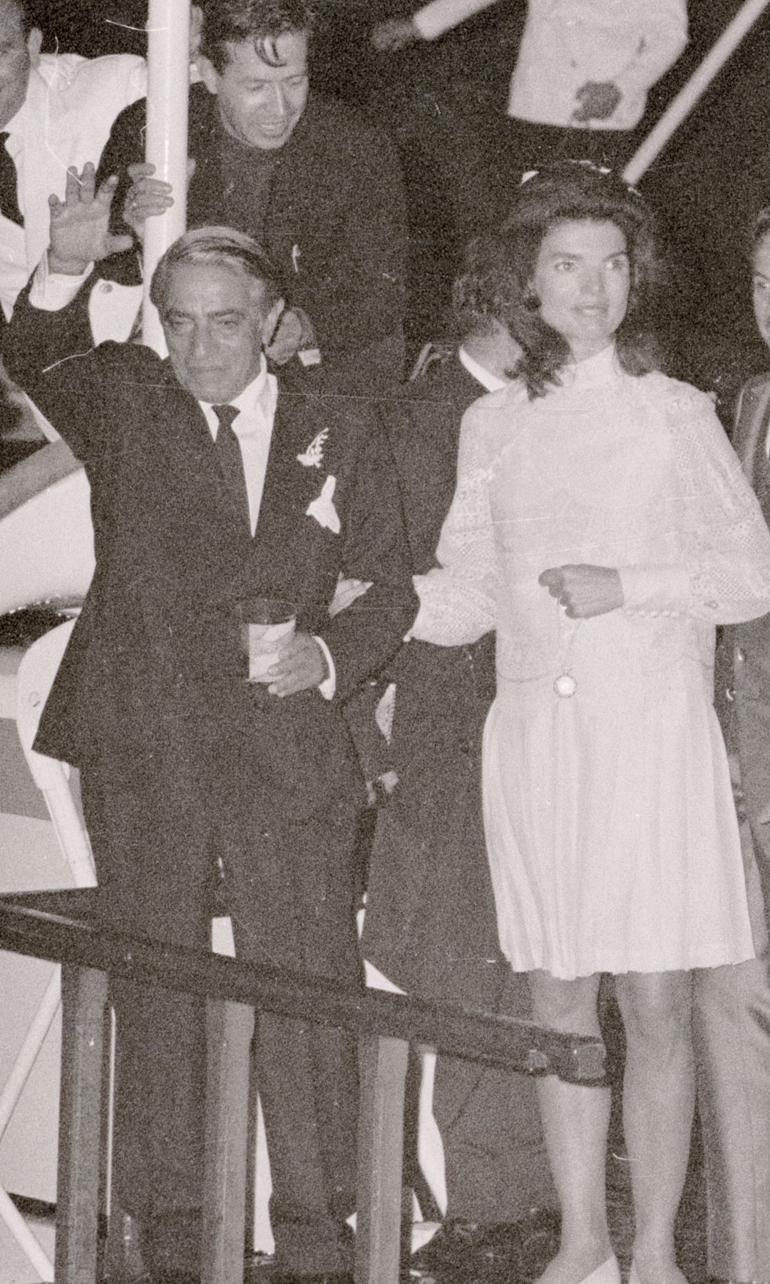 Aristóteles Onassis y Jackie a bordo del yate donde celebraron su boda