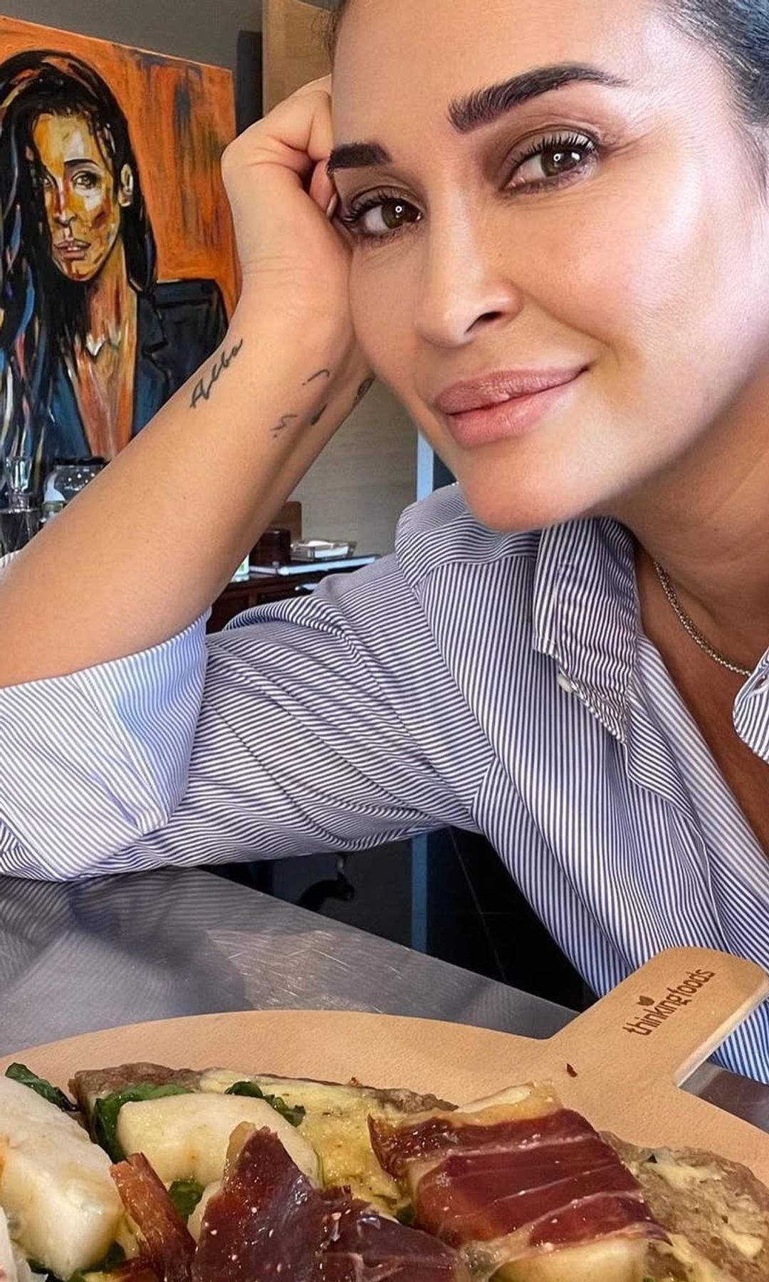 Primer plano de Vicky Martín Berrocal junto a un plato de comida rica en proteína