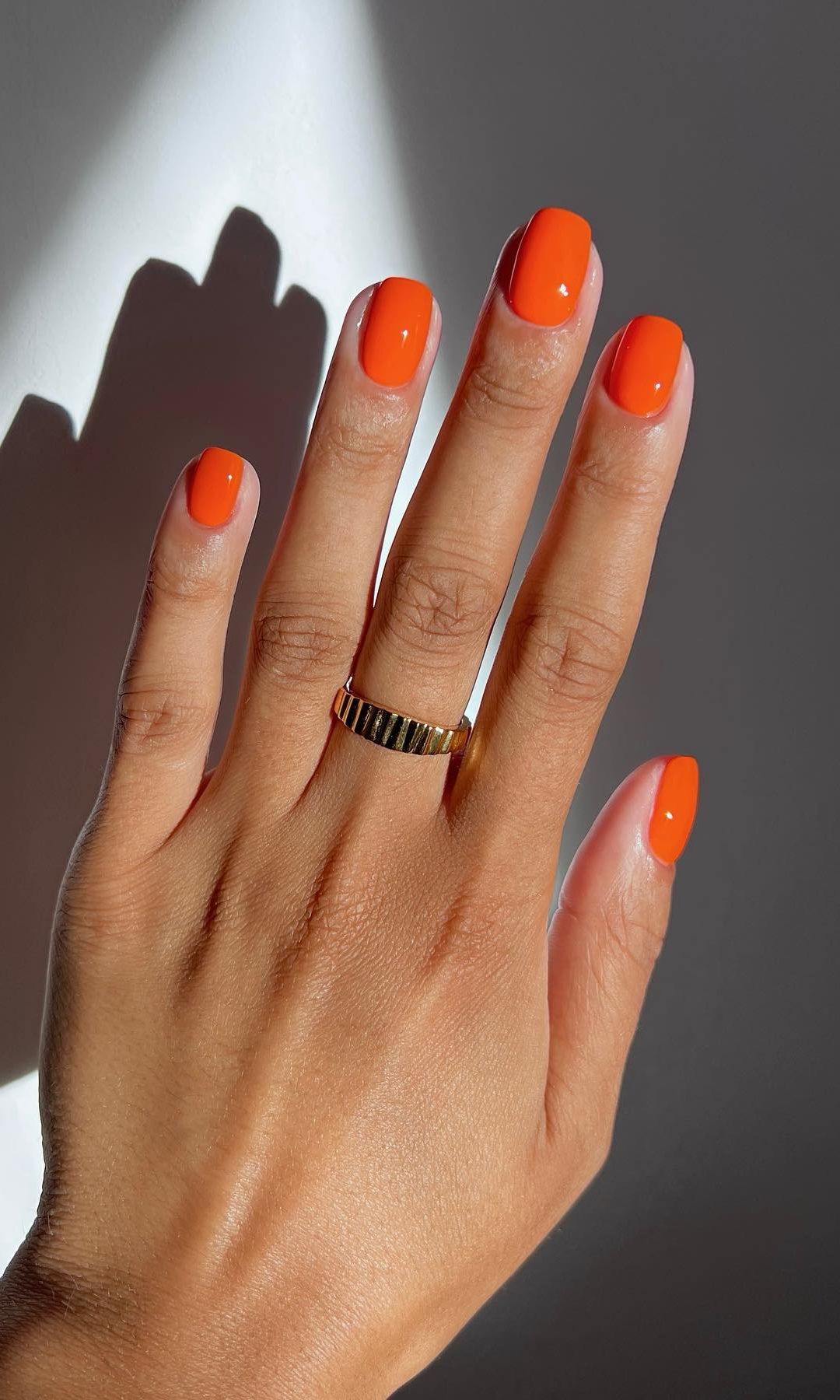 Manicura lisa en color naranja