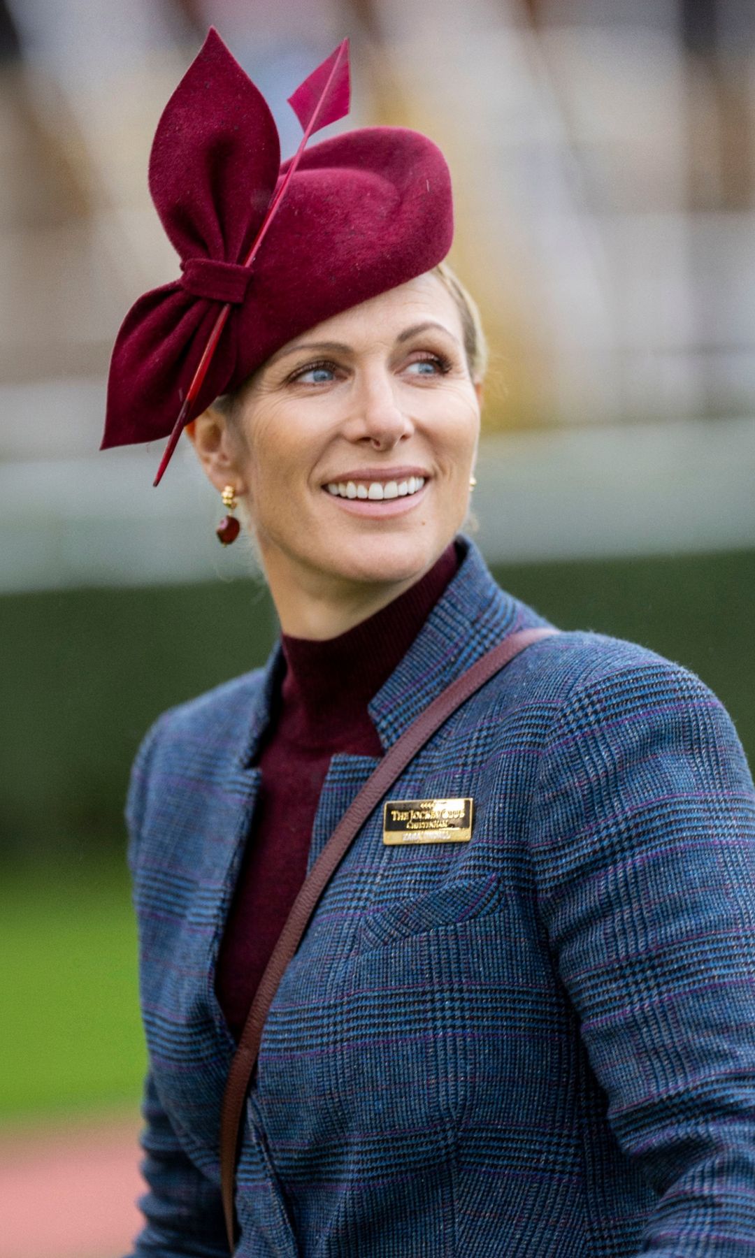 Zara Tindall desafía el protocolo británico en las carreras con el truco de estilo que copió a Kate Middleton