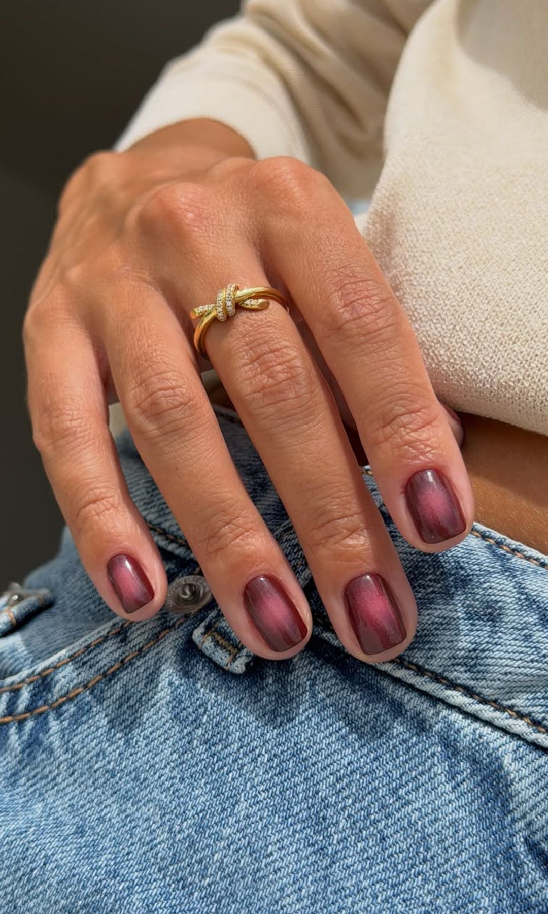 Manicura granate en efecto aura
